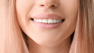 Гигиеническая чистка зубов в стоматологической клинике «Добрая»