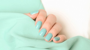 Маникюр и педикюр с покрытием гель-лаком в студии красоты Lucky Lab