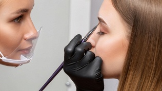 Архитектура и окрашивание бровей, ламинирование ресниц в салоне «Бонжур»