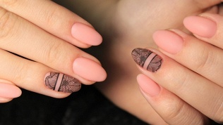 Маникюр и педикюр с покрытием гель-лаком в студии маникюра Alexe Nail