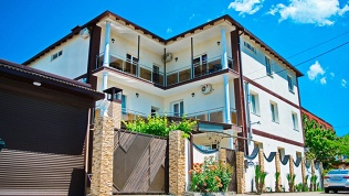 Отдых у моря в семейном гостевом доме с бассейном «Палермо»