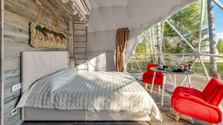 Отдых на берегу озера Селигер в домике-сфере в глэмпинге «Атмосфера»