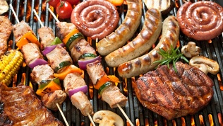 Всё меню кухни и крепкие напитки в английском пабе William Bass