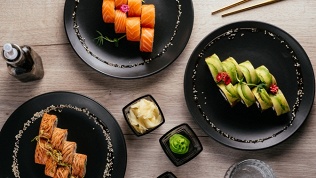 Всё меню от службы доставки Totoro за полцены