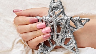 Маникюр и педикюр с покрытием гель-лаком в студии красоты «Миндаль»