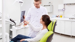 Ультразвуковая чистка зубов по системе AirFlow в клинике «АйДент»