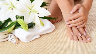 Маникюр и педикюр с покрытием гель-лаком в салоне красоты Deis Studio