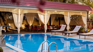 Отдых у моря в Лазаревской с завтраком, бассейном в отеле «Катран»