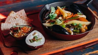 Блюда и напитки в ресторане мексиканской кухни La Catrina