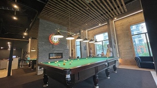 Игра в американский пул или русский бильярд в клубе «Шар»