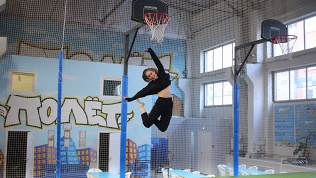 Занятия по фитнесу и фристайлу на батуте в активити-парке «Полет»