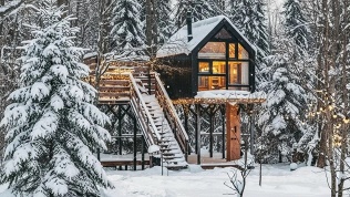 Отдых у воды в Подмосковье в сафари-глэмпинге Vazuza Love