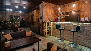 Паровые коктейли, закуски и напитки в лаундж-баре «Смысл»