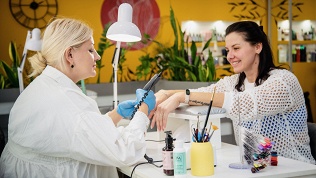 Маникюр и педикюр с покрытием гель-лаком в салоне красоты 8street