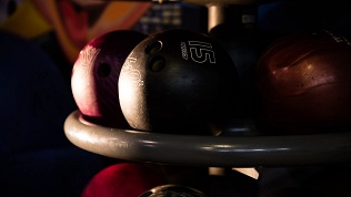 Вечеринка с игрой в боулинг или керлинг в центре развлечений «А113»