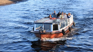 Прогулка на катере с капитаном от компании «Бухта Петра»