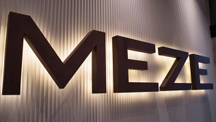 Меню и напитки в ресторане турецкой и средиземноморской кухни Meze