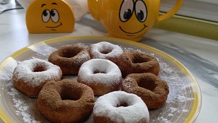 Пончики с сахарной пудрой, корицей, топингом от «Волгапончик» за полцены