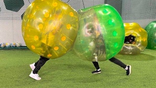 Свидание в шарах, игра в бампербол в клубе Bumperball SPB