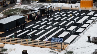 Катание на ледовом пространстве без коньков «Скользкая дорожка»