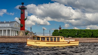 До 120 минут прогулки и развод мостов на яхте «Онегин» с капитаном