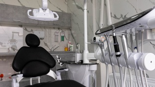 Профессиональная ультразвуковая чистка зубов в стоматологии «ИР-Дент»