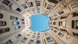 Экскурсия по дворам, парадным от компании «Питер наизнанку»