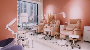 Маникюр и педикюр с покрытием гель-лаком в салоне Sandra Beauty