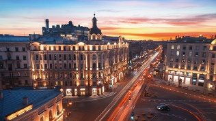 Экскурсии по дворам, парадным от компании PiterVibes