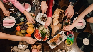 Всё меню и напитки, включая алкогольные, в баре «Руки вверх»