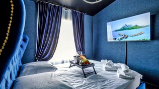 Загородный отдых в домиках с прудом для купания в глэмпинге SH Premium