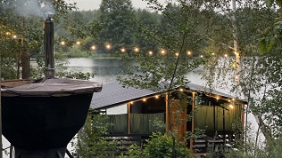 Загородный отдых на берегу лесного озера в туристическом комплексе «Юхро»