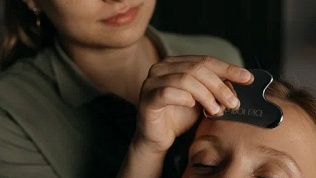 Сеансы массажа головы и лица в сети салонов фейслифтинга в России Idol Face