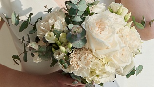 Букет невесты, композиция из живых цветов, живые комнатные растения