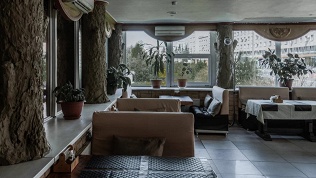 Всё меню и напитки в панорамном ресторане у реки «Дольче вита» за полцены