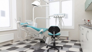 Чистка зубов, лечение кариеса, установка имплантата в клинике Dental House