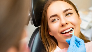 Ультразвуковая чистка зубов и чистка AirFlow в клинике «Мега-дент»