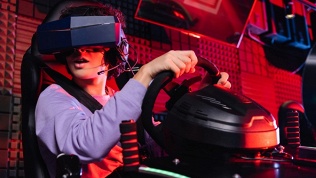 Гонки в симрейсинг-клубе «Лихие девяностые»