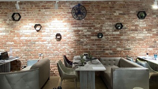 Всё меню и напитки в баре «Плохая птичка» за полцены