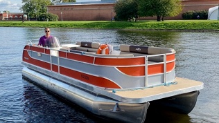 Аренда катера «Бодрый» с капитаном до 11 человек от компании Top Trip