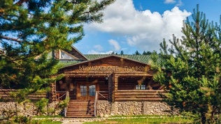 Отдых с питанием и посещением бани или без в экоотеле «Киногородок»