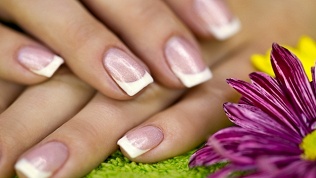 Женский и мужской маникюр или женский педикюр в центре красоты Amarillyks