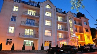 Отдых вблизи парка «Кисловодский» с завтраками в пансионате «Империал»