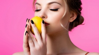 Маникюр и педикюр с покрытием гель-лаком в студии Creative Beauty l.AB