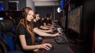 Компьютерные игры или игра на Sony PlayStation в клубе Rush Bee