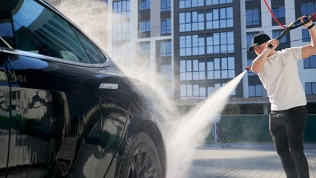 Мойка автомобиля с чернением резины на станции G-Energy Service