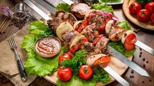 Шашлык из мяса, семги
