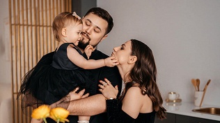 Прогулочная, семейная, фотосессия Love Story от фотографа Виктории Петровой