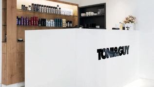 Маникюр и педикюр с покрытием гель-лаком в салоне Toni & Guy на Казанской