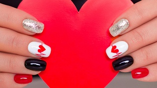 Маникюр и педикюр с покрытием гель-лаком в ногтевой студии Si Si